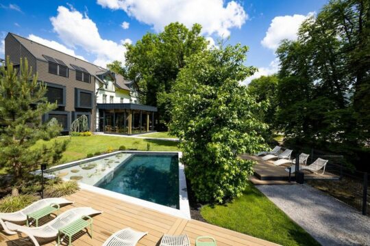 Hotel Sunrose 7 v Bohinju, stavba in bazen.