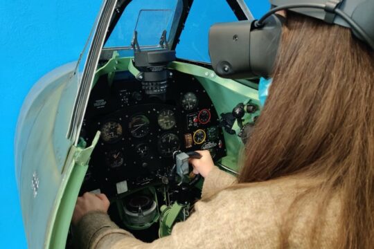 Pilotska kabina letala v vojaškem muzeju Pivka.