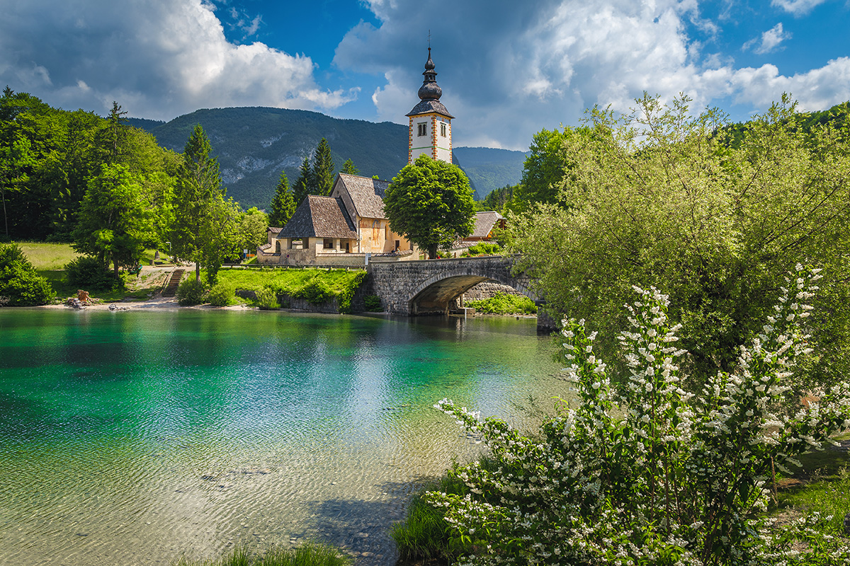 Fotografija Bohinjskega jezera in cerkve
