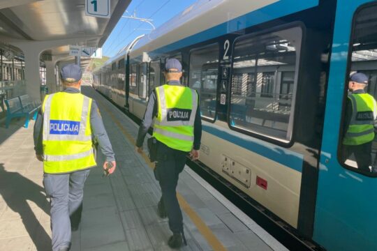 Policista pregled vlaka.