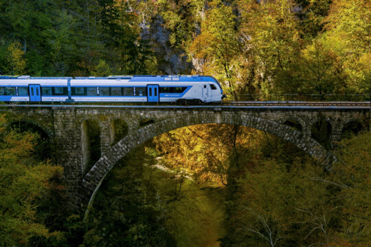 Stadler vlak na mostu, jesen.