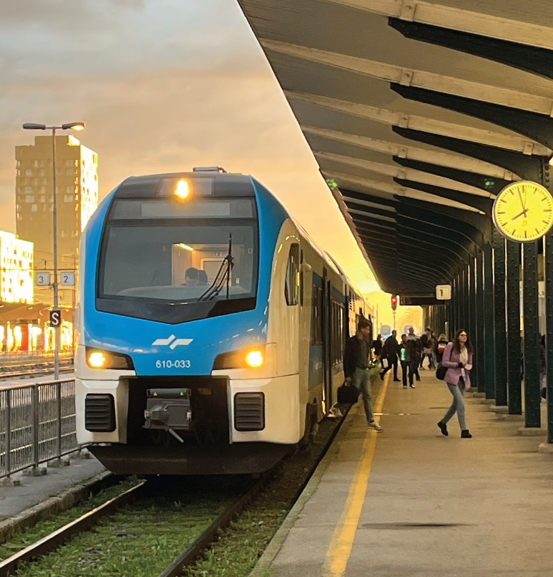 Stadler vlak in potniki.