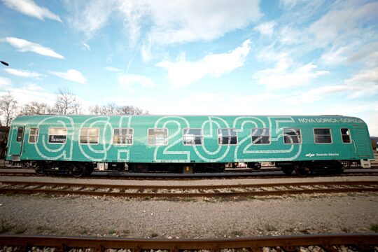 Vagon avtovlaka v podobi Nova Gorica EPK 2025.