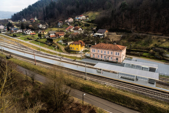 Preovljena železniška postaja Laze.
